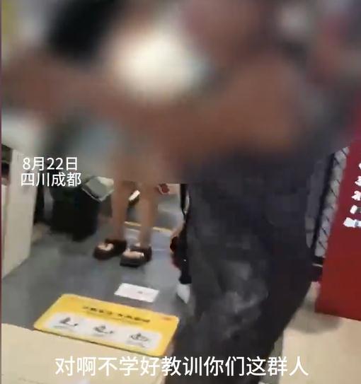 成都商场内女子与coser冲突，当事人复述事情经过并称已和解