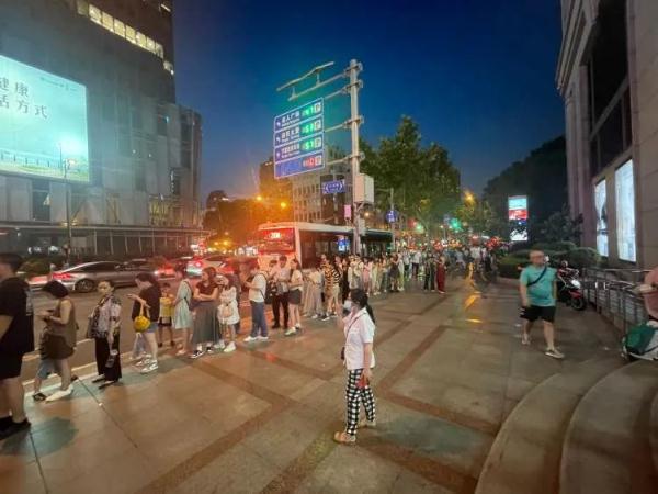 最近上海外滩有1亿人?有人半夜12点错峰看夜景,“拍到四件套才算没白来!” 最近上海外滩有1亿人?有人半夜12点错峰看夜景,“拍到四件套才算没白来!”