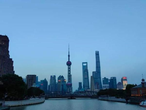 上海外滩有多火？有人半夜12点错峰看夜景！日均40万人次，“拍到四件套才算没白来”→