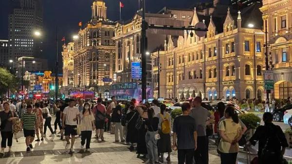 最近上海外滩有1亿人?有人半夜12点错峰看夜景,“拍到四件套才算没白来!” 最近上海外滩有1亿人?有人半夜12点错峰看夜景,“拍到四件套才算没白来!”
