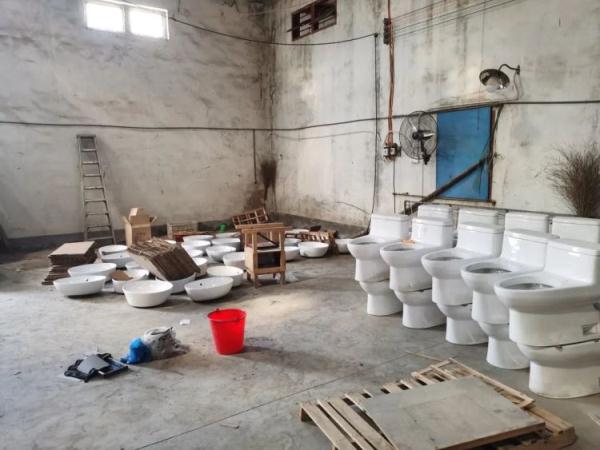 涉案30万、2人被抓!警方捣毁一“贴牌马桶”制假窝点…… 涉案30万、2人被抓!警方捣毁一“贴牌马桶”制假窝点……