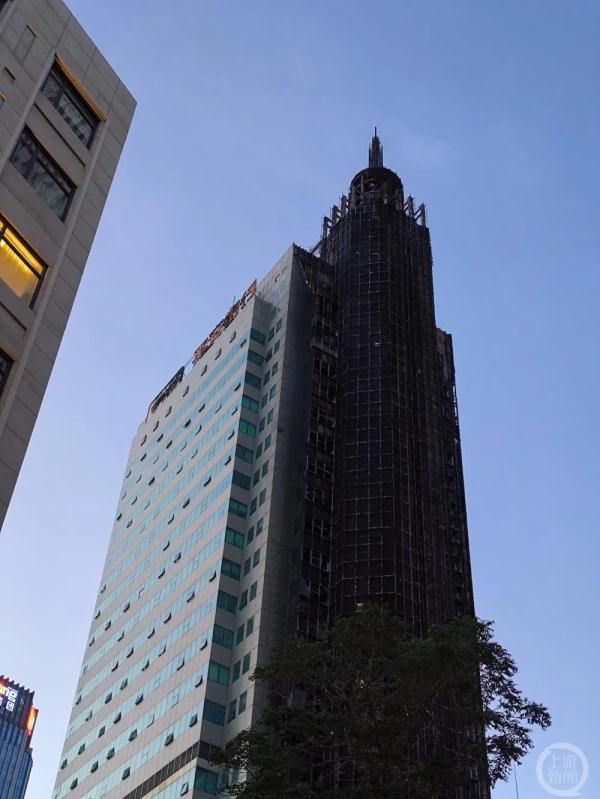 天津新天地大厦发生大面积明火,周边居民称常去吃饭 天津新天地大厦发生大面积明火,周边居民称常去吃饭