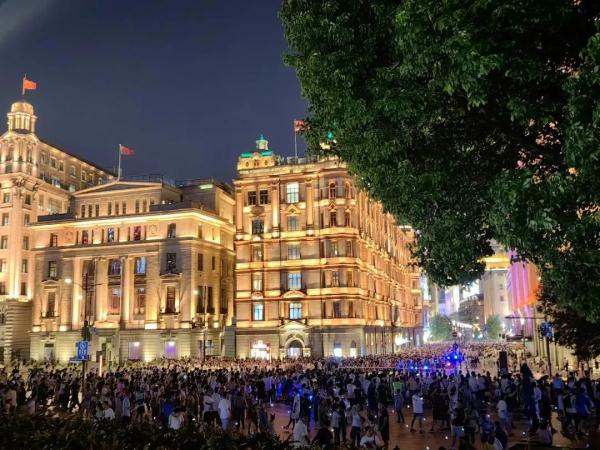 上海外滩有多火？有人半夜12点错峰看夜景！日均40万人次，“拍到四件套才算没白来”→