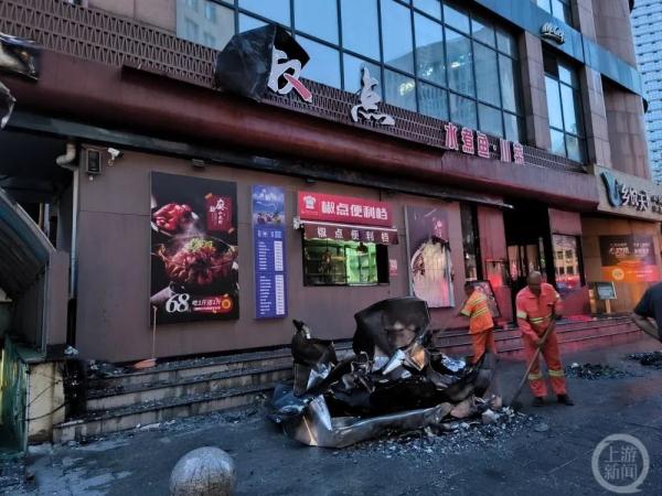 天津新天地大厦发生大面积明火,周边居民称常去吃饭 天津新天地大厦发生大面积明火,周边居民称常去吃饭