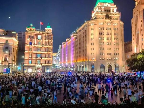 上海外滩有多火？有人半夜12点错峰看夜景！日均40万人次，“拍到四件套才算没白来”→