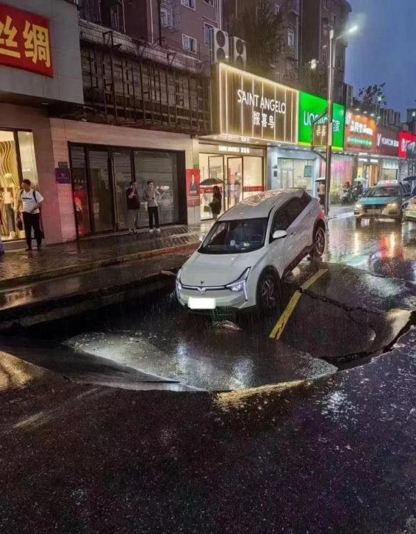 突发！上海闵行一处路面坍塌，途经车辆半陷坑内；最新情况公布