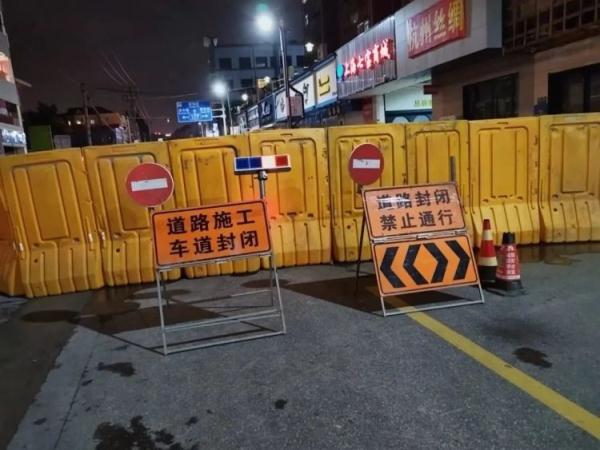 突发！上海闵行一处路面坍塌，途经车辆半陷坑内；最新情况公布