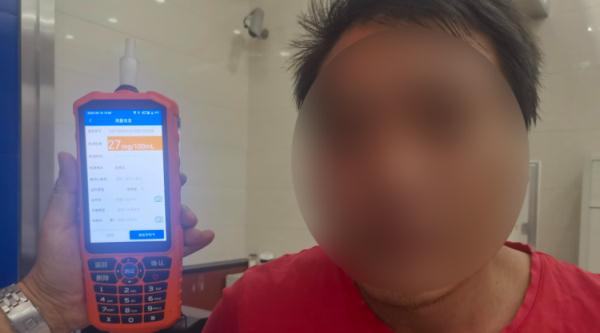 不要太“爱”了！男子酒驾撞树后竟让妻子“顶包”，结果…