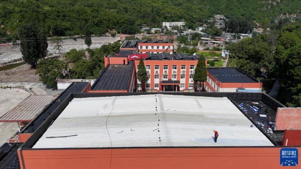 北京:山区小学抢修待开学 北京:山区小学抢修待开学