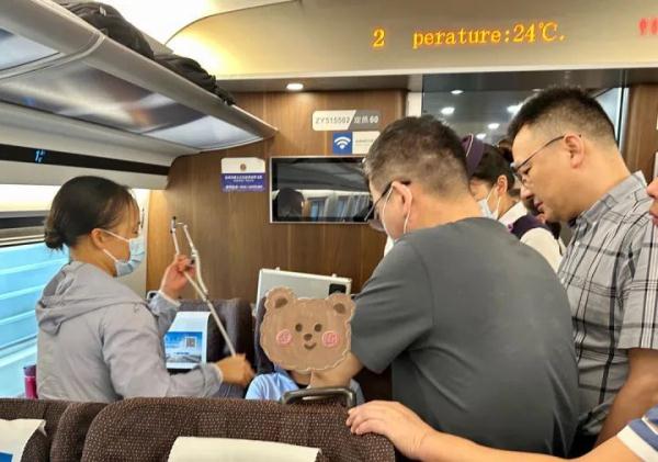 高铁上乘客突发疾病,这几名医生出手了…… 高铁上乘客突发疾病,这几名医生出手了……