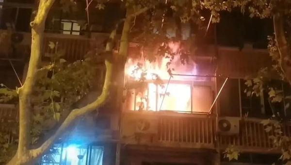 女子因情绪不佳，在朋友租借房中纵火身亡，邻居们的损失谁来赔？