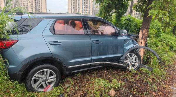 不要太“爱”了！男子酒驾撞树后竟让妻子“顶包”，结果…