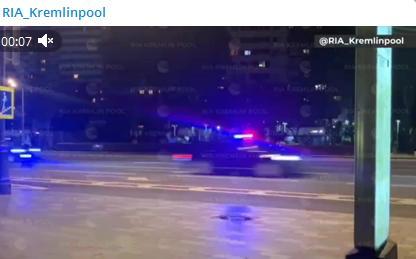 俄媒:普京从库尔斯克返回莫斯科,警车护送 俄媒:普京从库尔斯克返回莫斯科,警车护送