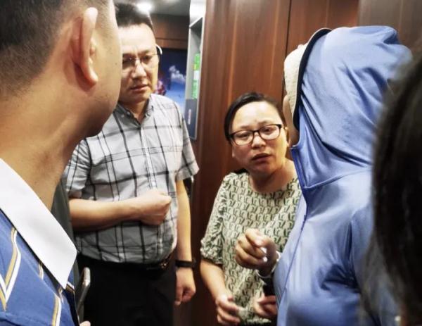 高铁上乘客突发疾病,这几名医生出手了…… 高铁上乘客突发疾病,这几名医生出手了……