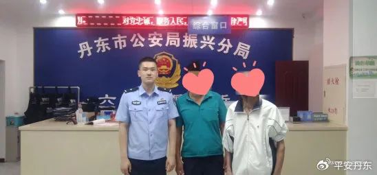 深夜，丹东八旬老人独自坐在路边……