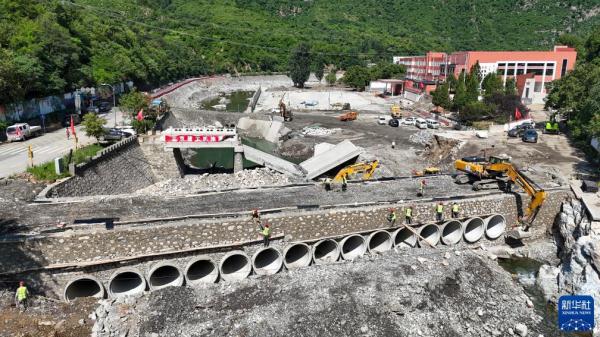 北京:山区小学抢修待开学 北京:山区小学抢修待开学