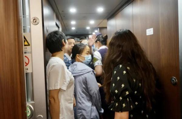 高铁上乘客突发疾病,这几名医生出手了…… 高铁上乘客突发疾病,这几名医生出手了……