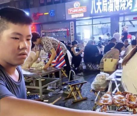 12岁男孩骑车去淄博吃烧烤