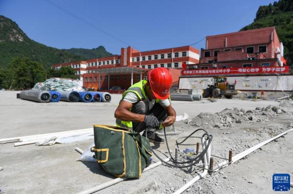 北京:山区小学抢修待开学 北京:山区小学抢修待开学