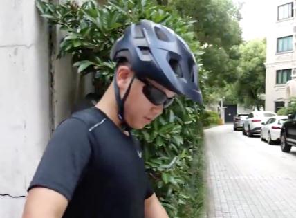 12岁男孩骑车去淄博吃烧烤