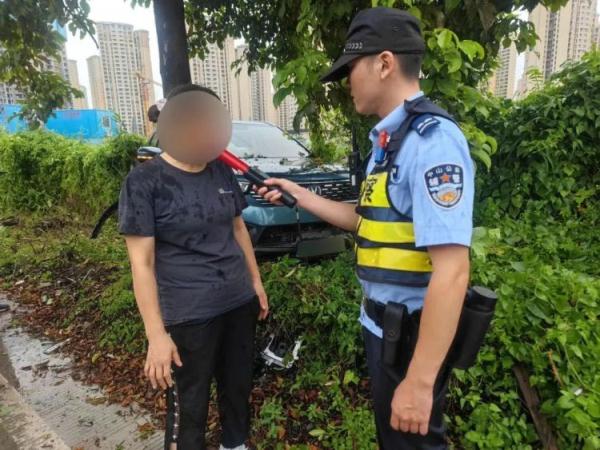 不要太“爱”了！男子酒驾撞树后竟让妻子“顶包”，结果…