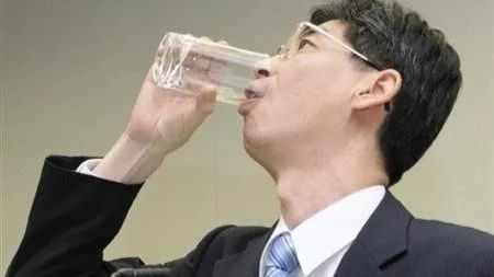 12年前，日本官员喝下核污染水！如今……