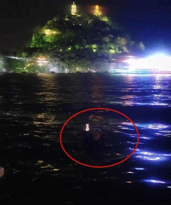 手机跌进柳江河底，小姐姐请人夜潜打捞，结局惊喜！