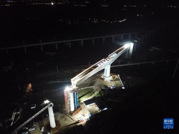 贵南高铁引入贵阳枢纽铁路尖坡寨特大桥转体成功