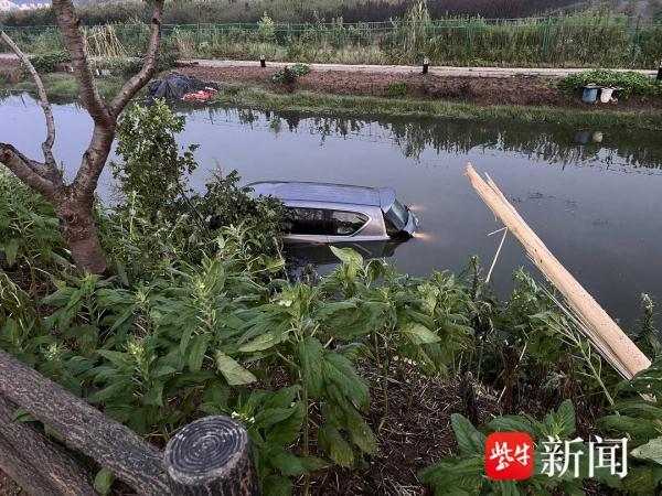 一男子凌晨疲劳驾车，睡着后车开进了河里