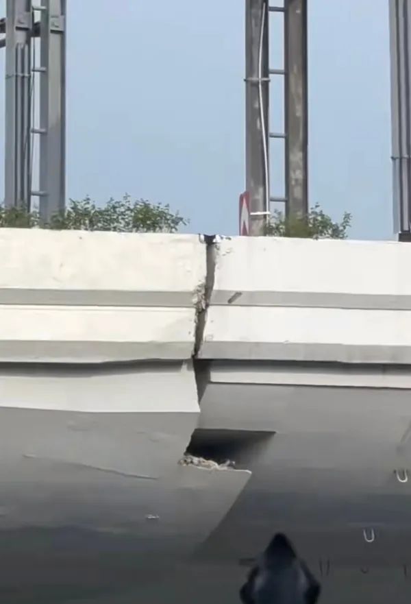 上海一高架出现裂缝？市民直呼：看着吓人！官方回应→
