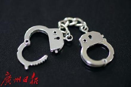 嫉妒小超市生意旺，男子谎报小超市“有人赌博”