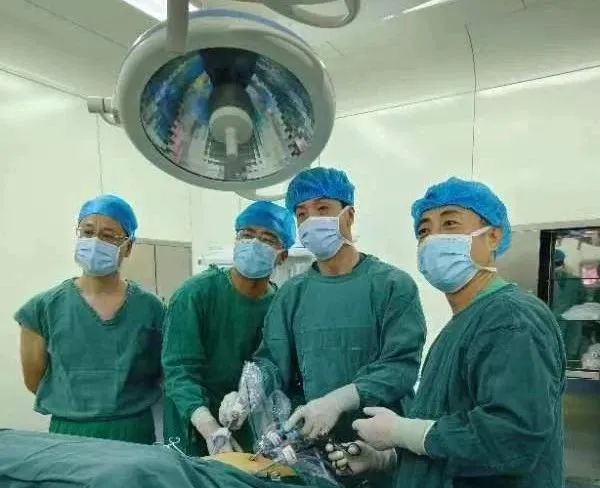 不能吃、吃不下，竟然是胃“搬了家”