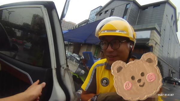 暴雨中，外卖小哥放弃送餐，只因偶遇他……