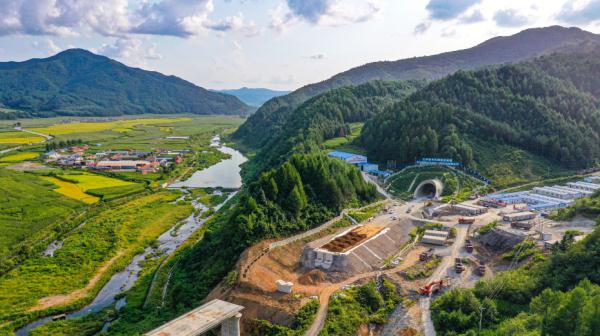 沈白高铁首座超万米隧道顺利贯通 沈白高铁首座超万米隧道顺利贯通