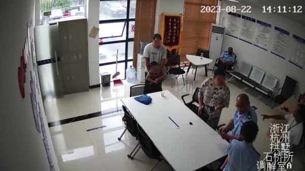 暴雨中，外卖小哥放弃送餐，只因偶遇他……