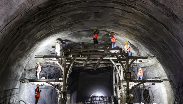 沈白高铁首座超万米隧道顺利贯通 沈白高铁首座超万米隧道顺利贯通