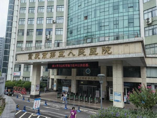 女子电梯内分娩后将婴儿丢垃圾桶 最新回应→