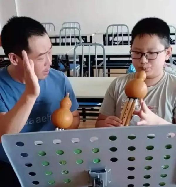 “板凳男孩”去军训，军姿挺拔！