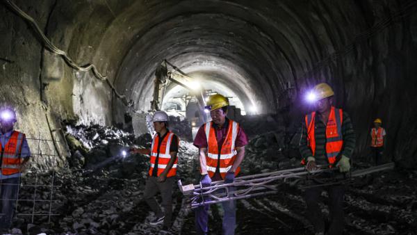 沈白高铁首座超万米隧道顺利贯通 沈白高铁首座超万米隧道顺利贯通