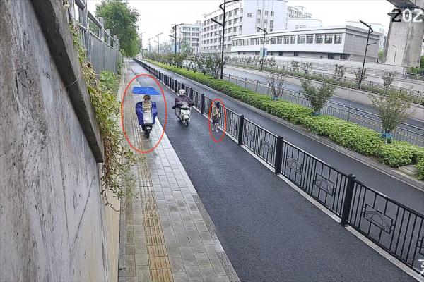 暴雨中，外卖小哥放弃送餐，只因偶遇他……