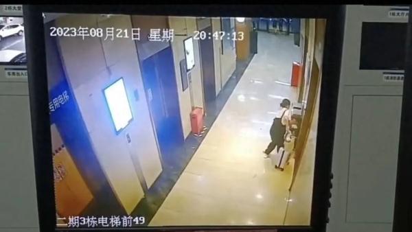 女子电梯内分娩后将婴儿丢垃圾桶 最新回应→