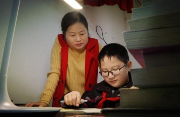 “板凳男孩”去军训，军姿挺拔！