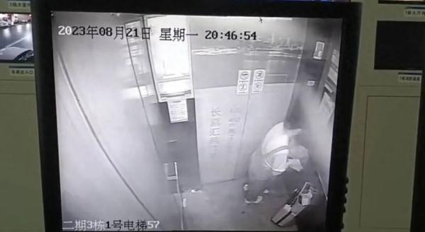 女子电梯内分娩后将婴儿丢垃圾桶 最新回应→