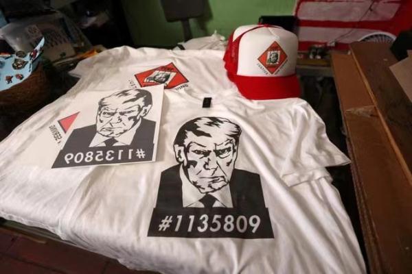 T恤、马克杯、摇头娃…外媒：分裂的美国迎来一堆特朗普嫌犯照周边产品