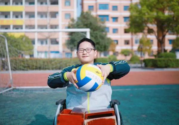 “板凳男孩”方宇翔，好样的！