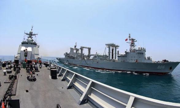亚丁湾上,架起双轨补给线——中国海军第44批护航编队开展海上航行干、液货同时补给 亚丁湾上,架起双轨补给线——中国海军第44批护航编队开展海上航行干、液货同时补给