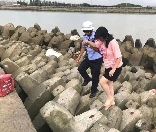 上海奉贤海边防浪石现血印?真相原来是…… 上海奉贤海边防浪石现血印?真相原来是……