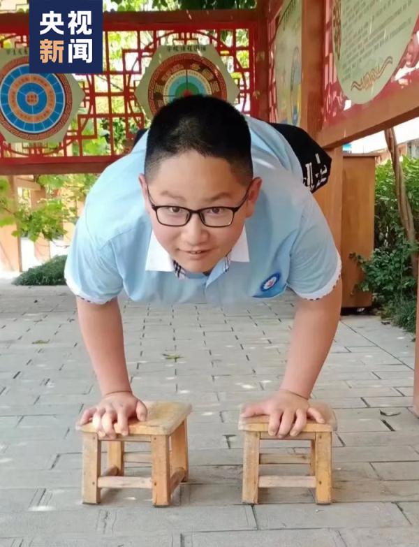 “无腿男孩”，军姿挺拔！