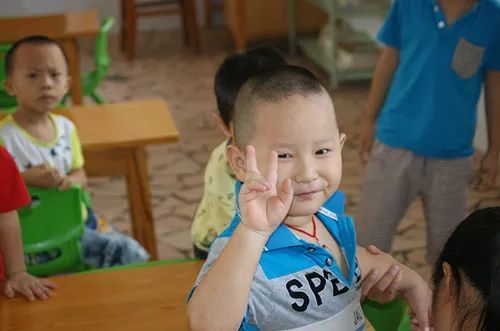 “无腿男孩”，军姿挺拔！