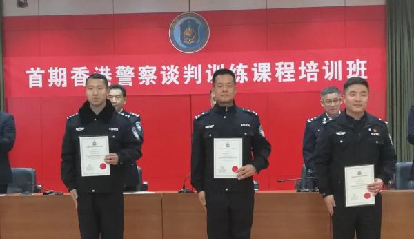 男子爬到15楼外,危急时刻,谈判专家来了! 男子爬到15楼外,危急时刻,谈判专家来了!